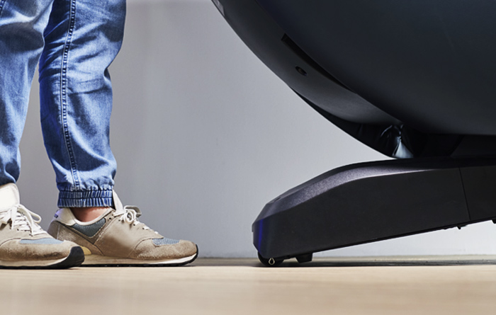 Roda tersembunyi untuk memindahkan Coway Massage Chair