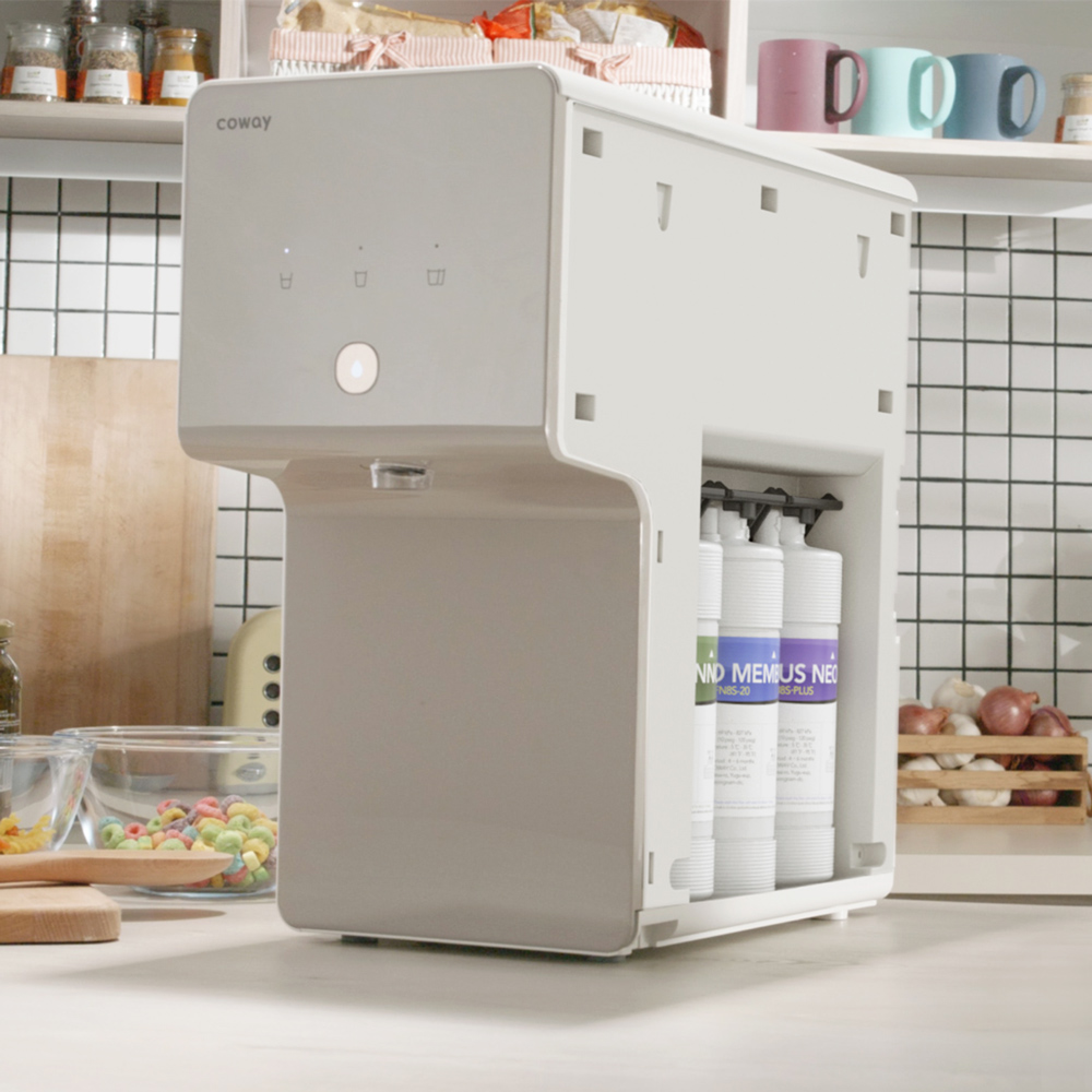 Coway Cinnamon di atas countertop dapur bersama set penapis
