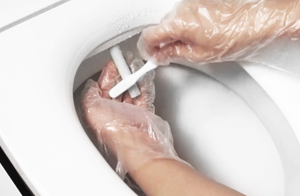 Pembersihan penutup tempat duduk dan nozzle
